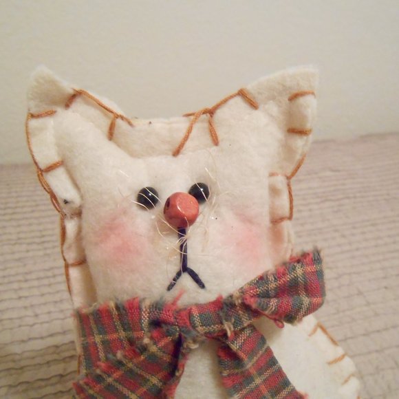Kitty Cat With Ribbon Embroidery - Picture 2 of 8